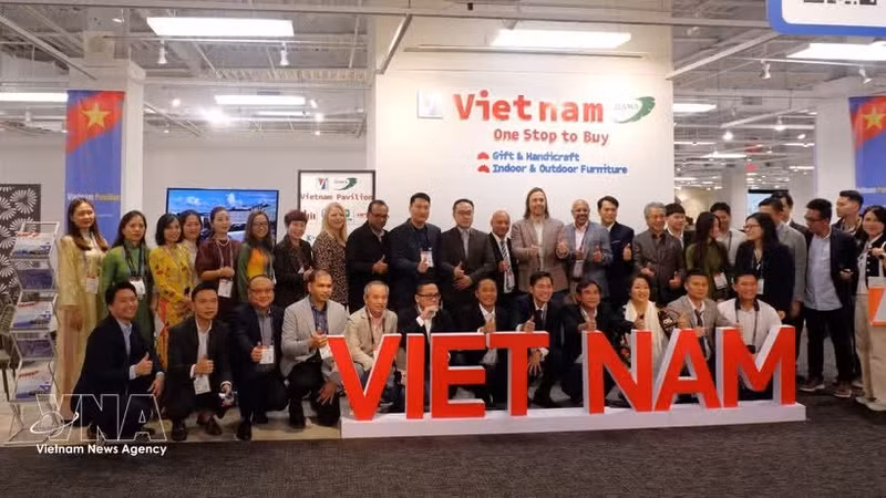各位代表在越南展区合影。（图片来源：越通社）
