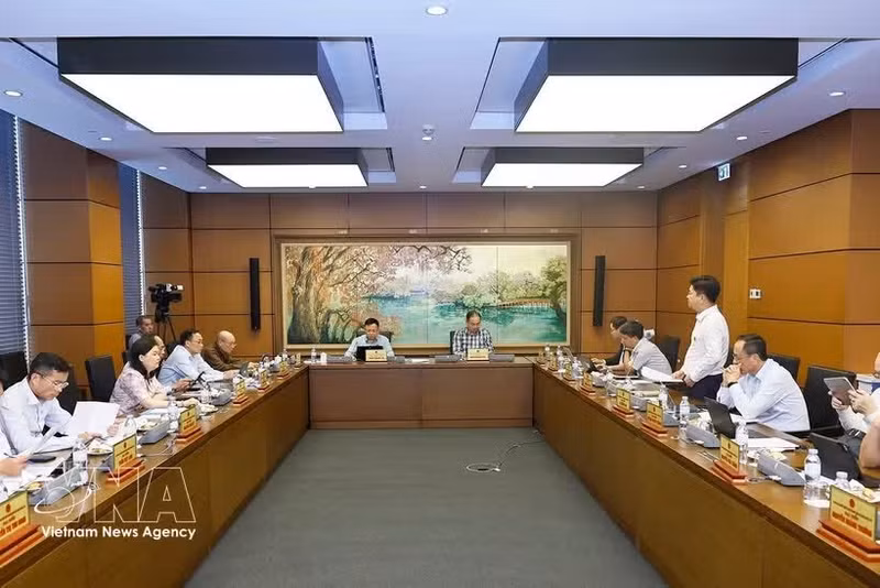 河内市国会代表分组讨论。（图片来源：越通社）
