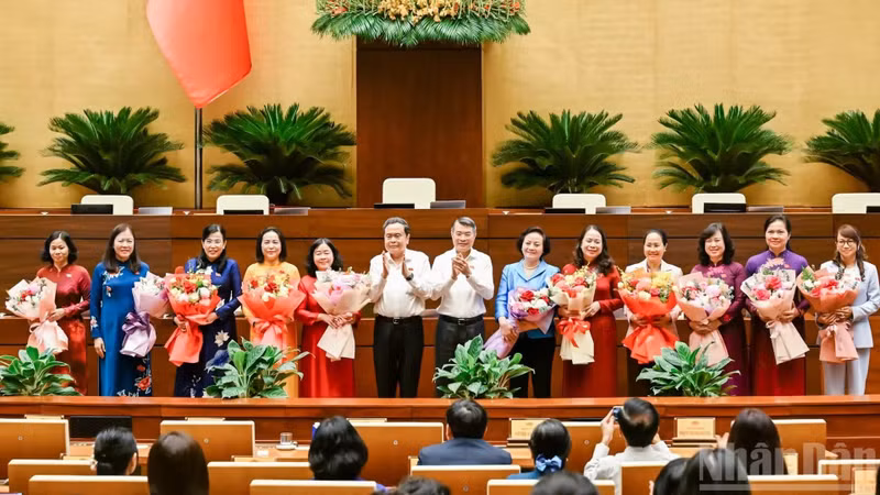 越南政府总理黎明兴和国会主席陈青敏向第十六届国会女代表赠送鲜花。（维灵 摄）