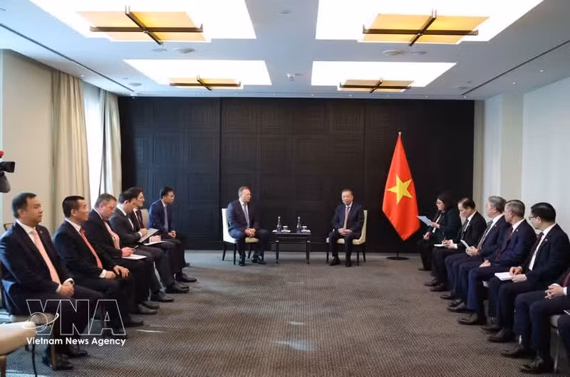 越共中央总书记、国家主席苏林会见俄罗斯扎鲁别日石油公司总经理谢尔盖·库德里亚绍夫。（图片来源：越通社）