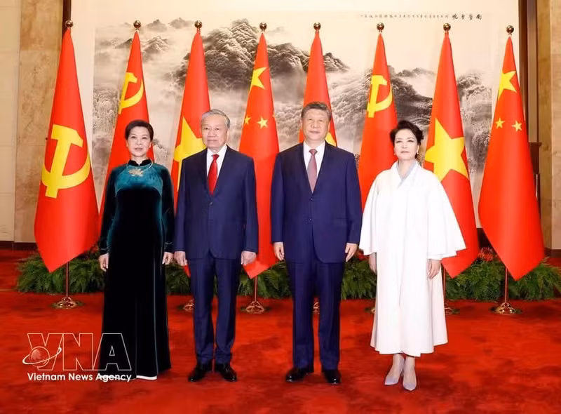 越共中央总书记、国家主席苏林及夫人与中共中央总书记、国家主席习近平及夫人合影。（图片来源：越通社）