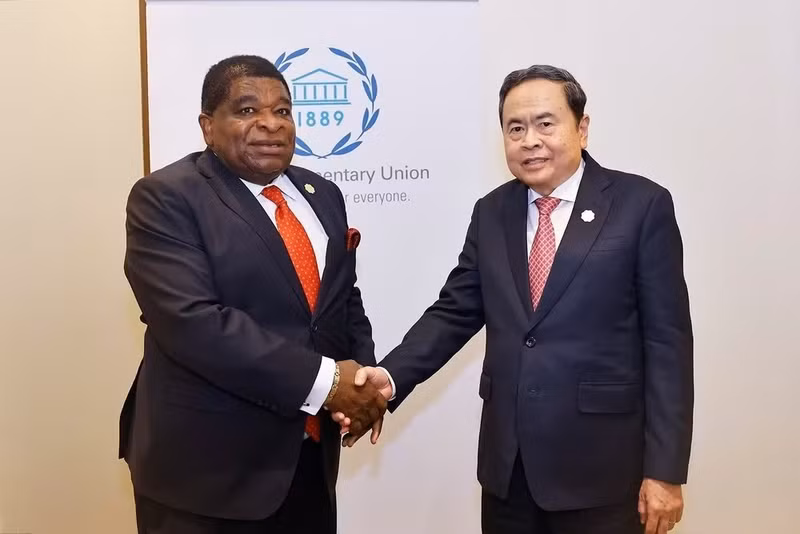 越南国会主席陈青敏会见各国议会联盟秘书长马丁·纯贡。