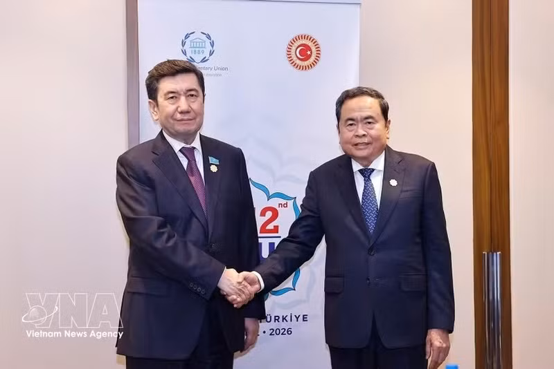 越南国会主席陈青敏会见哈萨克斯坦议会下院议长科沙诺夫。