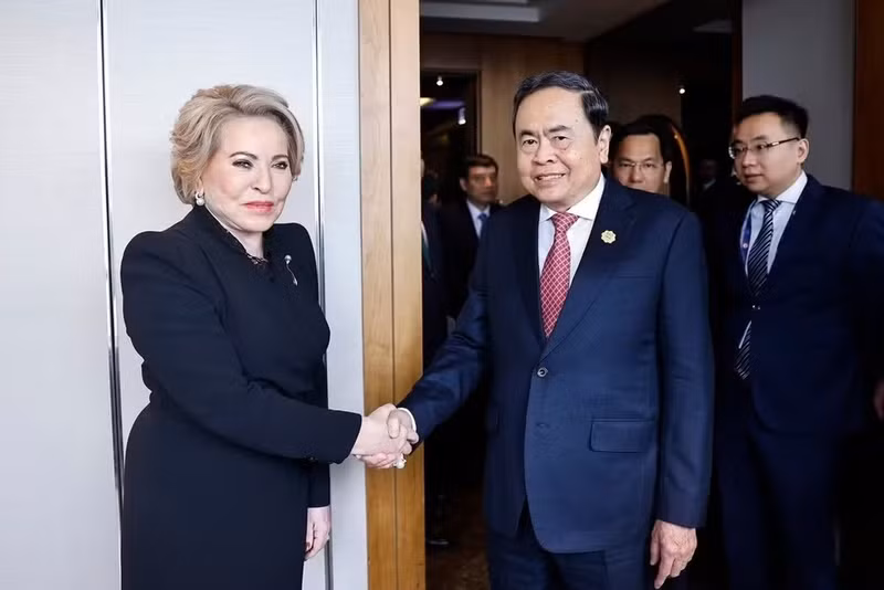 越南国会主席陈青敏会见俄罗斯联邦委员会主席马特维延科。