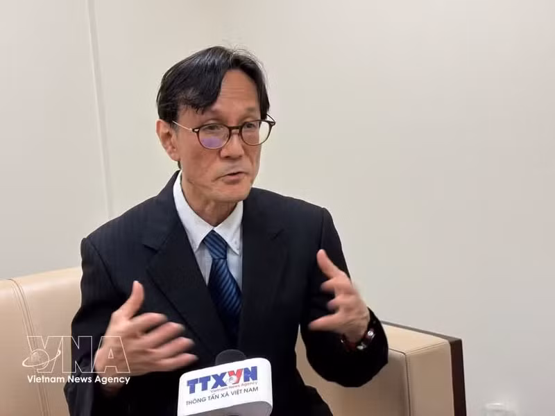 日本大阪大学教授清水正明接受越通社驻日本记者采访。