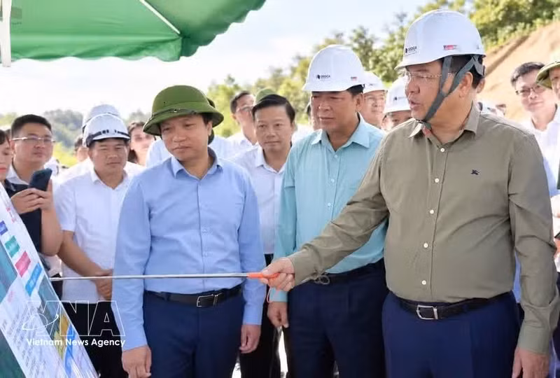 政府常务副总理范嘉足指导加快友谊—芝陵和同登—茶岭两条高速公路项目建设情况。（图片来源：越通社）