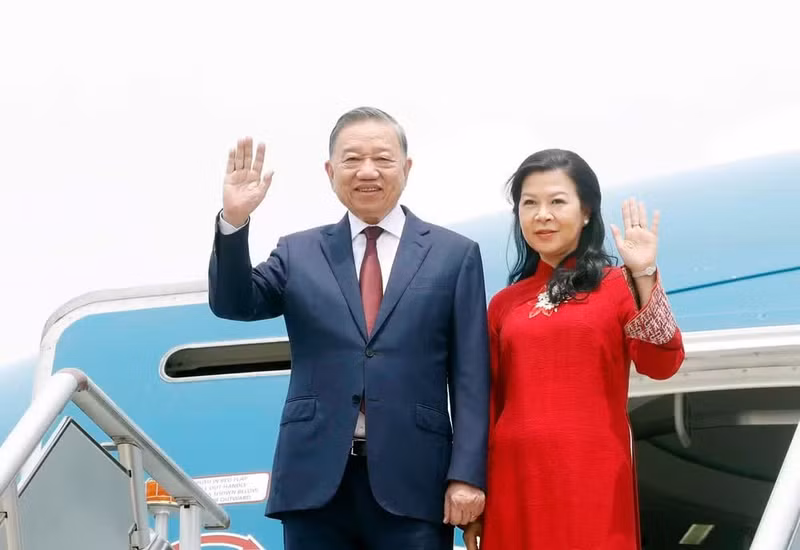 越共中央总书记、国家主席苏林和夫人抵达马尼拉 开始对菲律宾的国事访问。