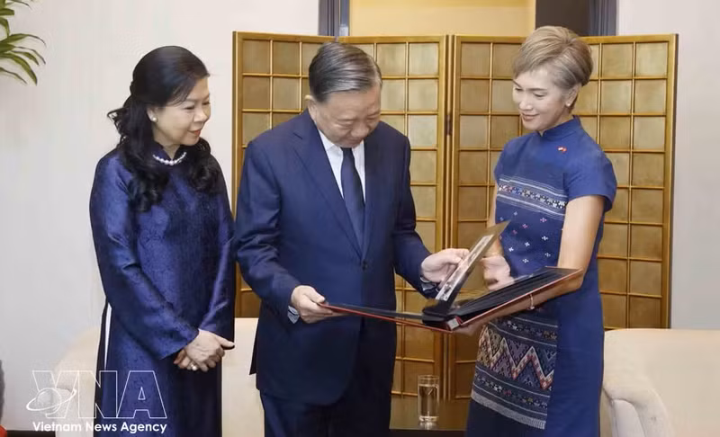 在樟宜国际机场送行时，新加坡数码发展及新闻部部长杨莉明向越共中央总书记、国家主席苏林和夫人赠送了一本记录总书记、国家主席和夫人在新加坡活动的照片集。