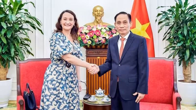 越共中央政治局委员、外交部长黎怀忠会见乌拉圭东岸共和国外交部副部长瓦莱里娅·丘卡西·卡布雷拉。