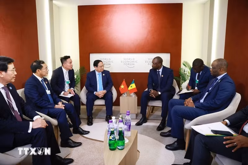 越南政府总理范明正会见塞内加尔总理奥斯曼·松科。