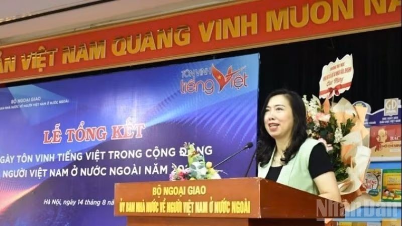 越南外交部副部长黎氏秋姮在会上发表讲话。