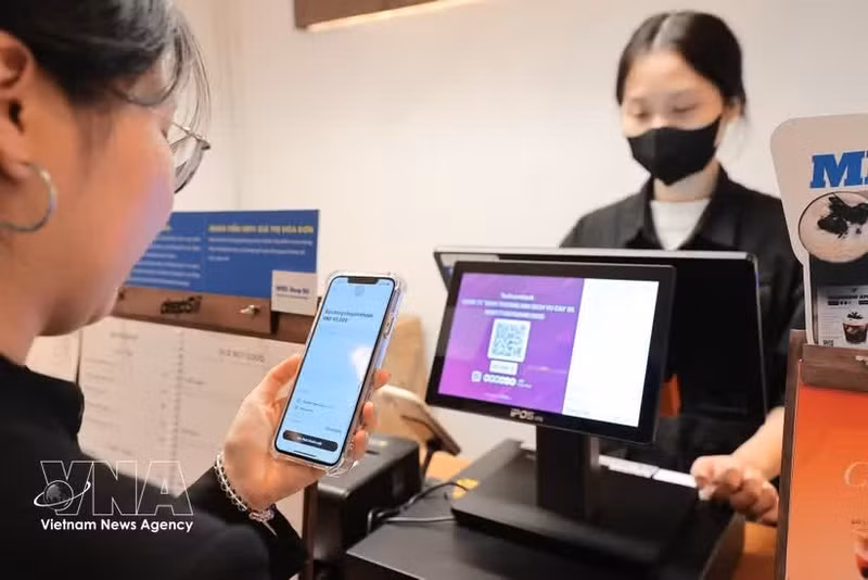 新加坡游客可以在越南扫一扫二维码，就能直接完成支付。