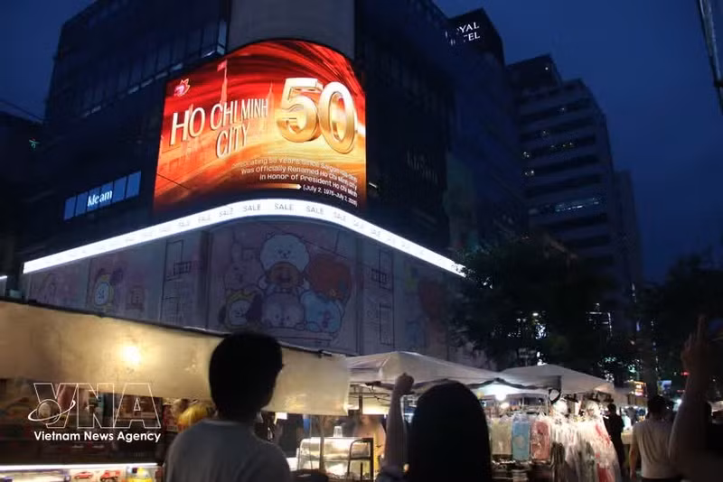 宣传影像亮相首尔市中心电子屏幕。