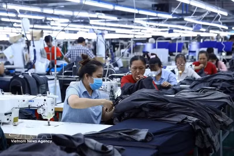 日本STX（越南）公司在新金工业区（西宁省）生产服务出口的服装。（图片来源：越通社）