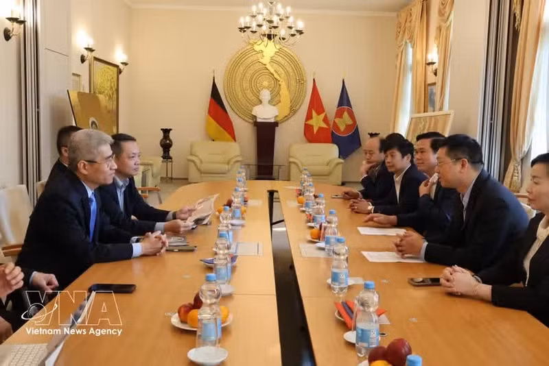 北宁省委副书记陈辉方率领的工作代表团与越南驻德国大使馆举行工作会谈。
