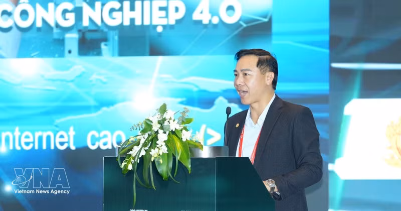 来自公安部网络安全与高科技犯罪预防局的阮廷杜诗上校在专题研讨会上发言。