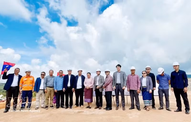 老挝人民革命党中央书记处书记、国会副主席顺通·赛雅佳一行在项目现场与越方集团领导合影。