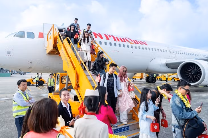 太阳富国航空公司飞机将游客送往岘港市。
