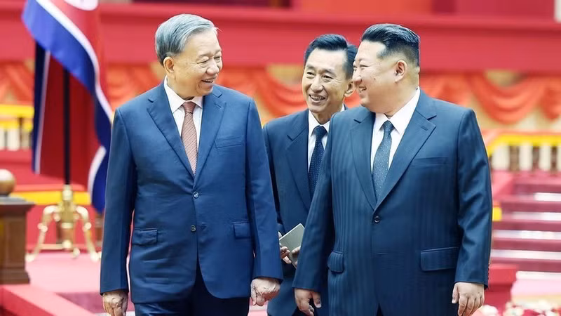 朝鲜劳动党总书记、国务委员长金正恩欢迎苏林总书记来访。（图片来源：越通社）