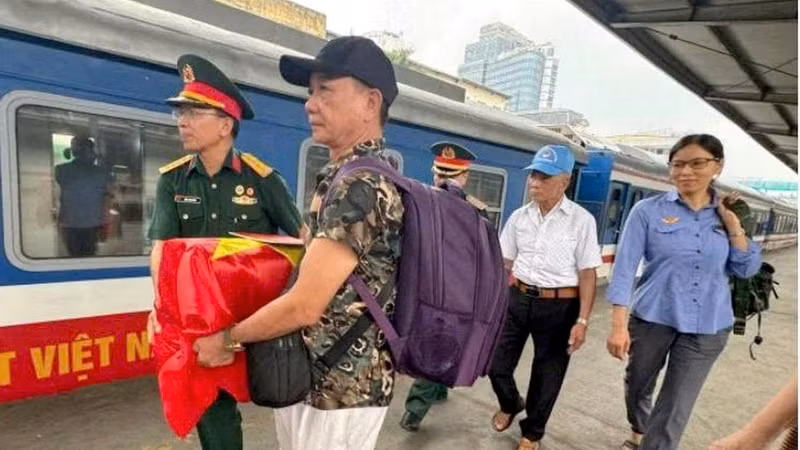 越南铁路部门为护送烈士遗骸返乡亲属提供免费火车票。（图片来源：congly.vn）