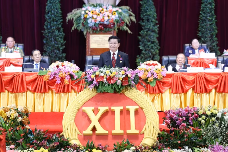 老挝人民革命党中央总书记在老挝人民革命党第十二次全国代表大会上致闭幕词。