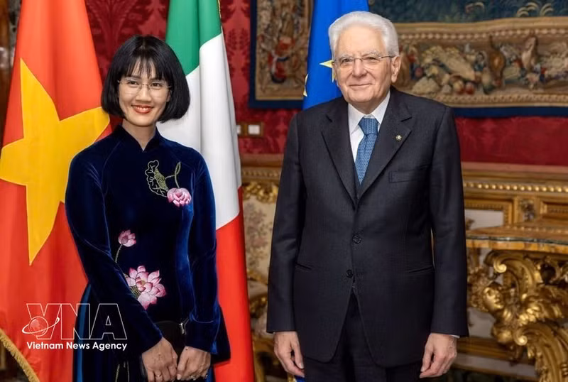 越南驻意大利共和国特命全权大使阮方英向意大利总统塞尔焦·马塔雷拉递交了国书。