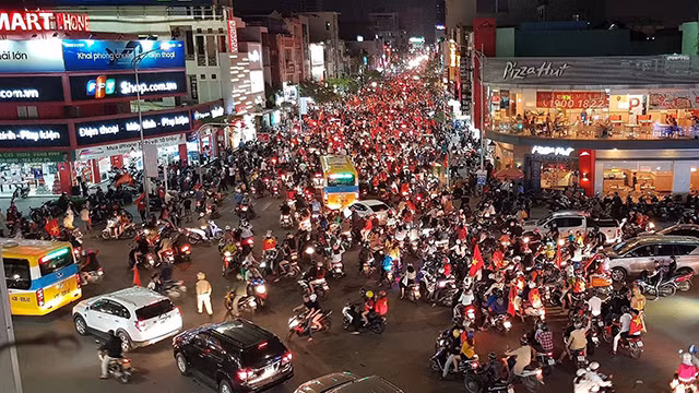 越南各地人民纷纷涌出家门 喜庆U23足球队赢得东运动男足冠军（组图） ảnh 16