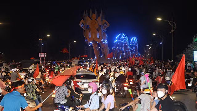 越南各地人民纷纷涌出家门 喜庆U23足球队赢得东运动男足冠军（组图） ảnh 14