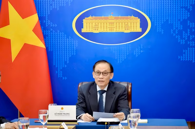 越南外交部代部长黎怀忠与老挝外交部长通沙万·丰威汉举行视频通话。