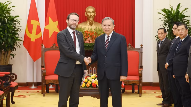 越共中央总书记苏林会见英国驻越南大使伊恩·弗鲁。