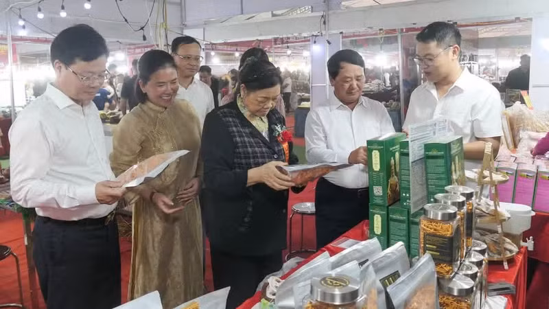 各位代表参观越中国际贸易博览会展位。（图：庆全摄）