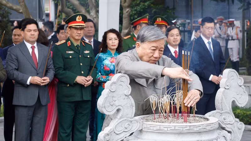 越共中央总书记苏林敬献鲜花、上香缅怀革命前辈领导同志。