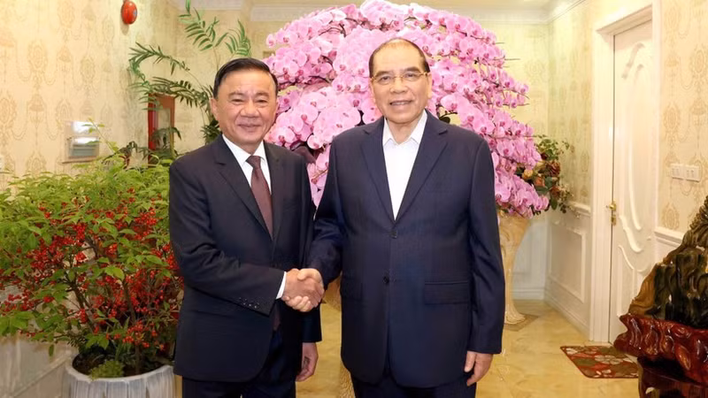 越共中央书记处常务书记陈锦秀亲切慰问原越共中央总书记农德孟。