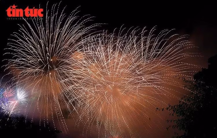 越南首都河内将于除夕夜（2月17日）0点至0点15分，在全市所有坊、乡的34个地点燃放烟花。（图片来源：信息报）