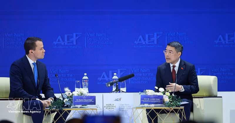 越南政府总理黎明兴与世界经济论坛（WEF）执行董事斯特凡·梅根塔勒围绕“在全球未来格局中定位越南”这一主题进行对话。（图片来源：越通社）