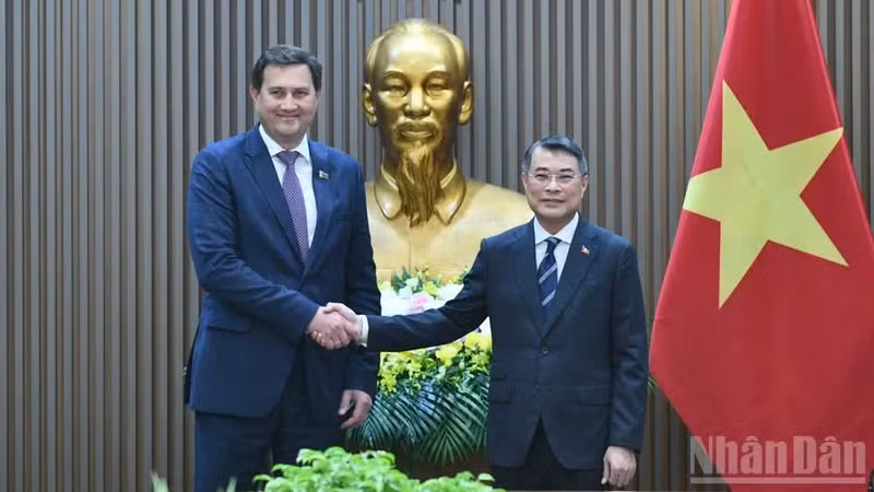 越南政府总理黎明兴会见白俄罗斯外交部长雷任科夫。
