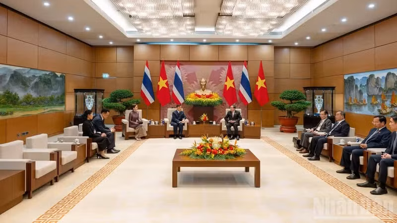 越南国会主席陈青敏会见泰国国王玛哈·哇集拉隆功。
