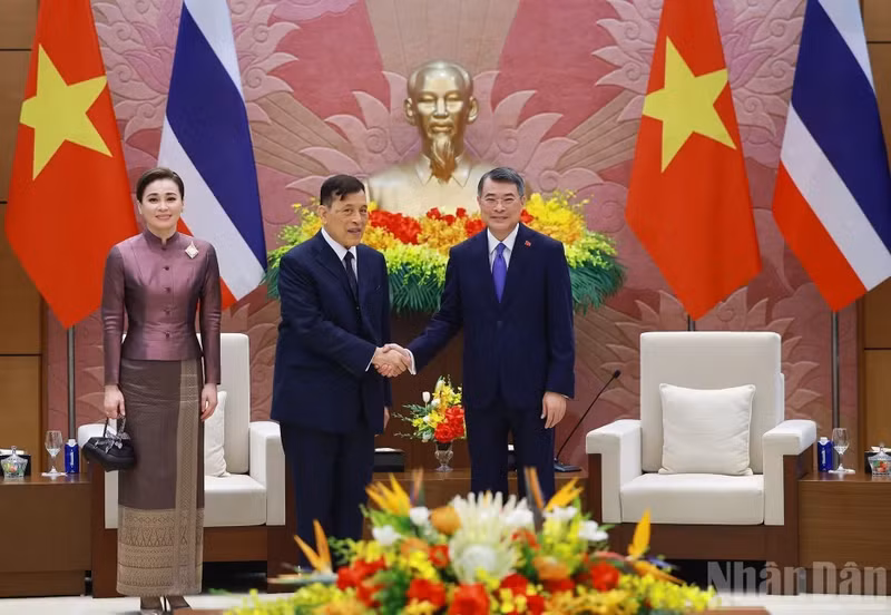 越南政府总理黎明兴会见泰国国王玛哈·哇集拉隆功和王后苏提达·帕查拉素塔皮蒙拉。