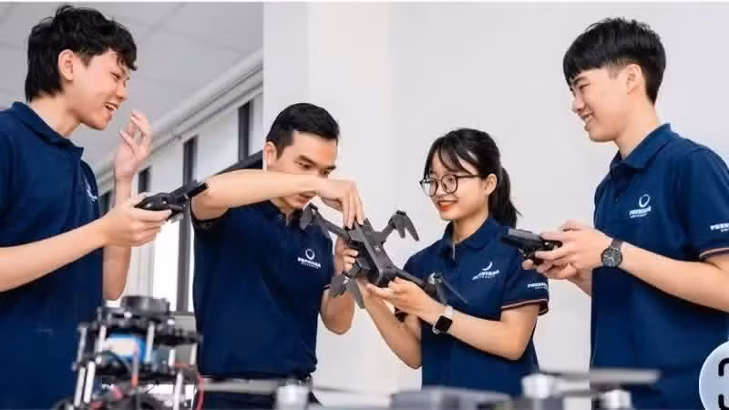 菲尼卡大学学生在技术实践课上。
