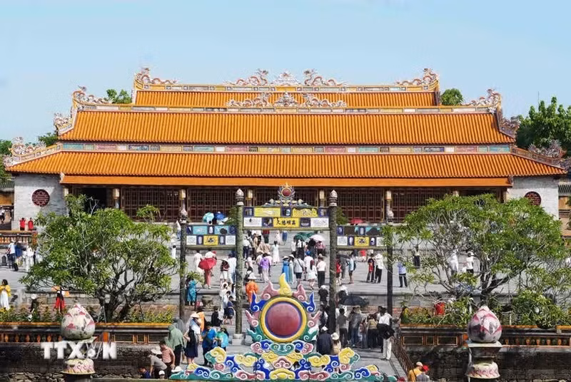 越南力争到2030年每年接待4500万至5000万人次国际游客，旅游业总收入达到800亿至900亿美元，直接贡献GDP的10%至12%。（图片来源：越通社）