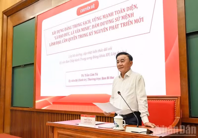 越共中央政治局委员、中央书记处常务书记陈锦秀博士在会上发表讲话。