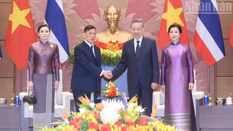 越共中央总书记、国家主席苏林及夫人吴芳璃与泰国国王玛哈·哇集拉隆功和王后苏提达·帕查拉素塔皮蒙拉。