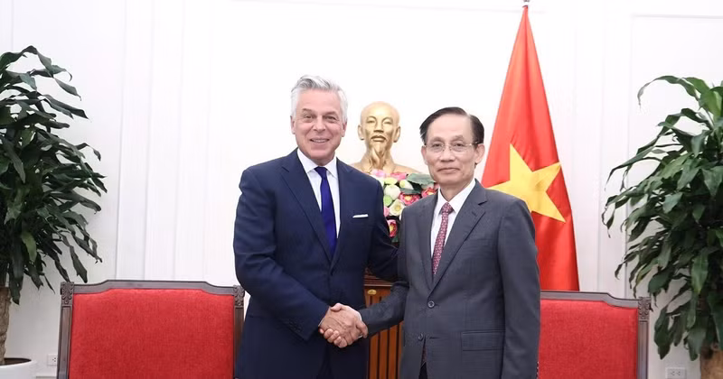 越共中央政治局委员、外交部长黎怀忠与美国万事达卡集团战略增长副董事长兼总裁乔恩·亨斯曼。