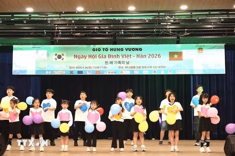 越韩家庭儿童在2026年越韩家庭日活动上表演歌曲《三根蜡烛》。（图片来源：越通社）
