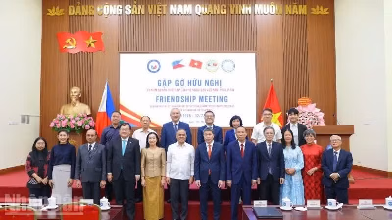 出席庆祝越南与菲律宾建交50周年友好见面会的代表。