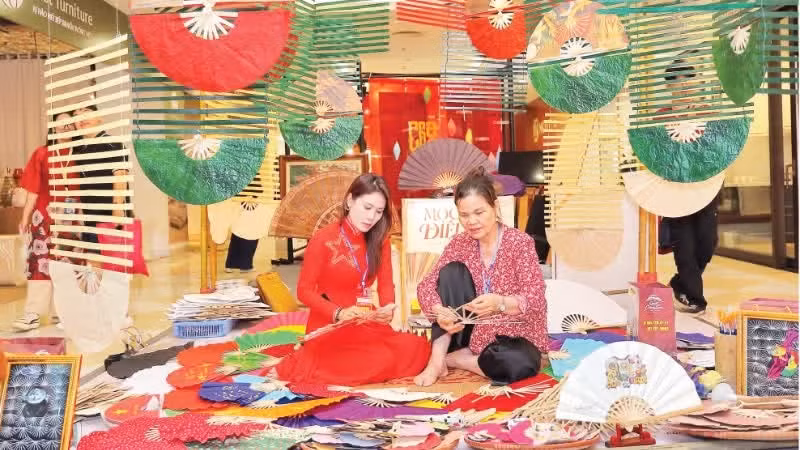 在昌山（Chàng Sơn）扇村，从展示空间到纸扇产品都充分体现了年轻创意人才的创新设计理念。