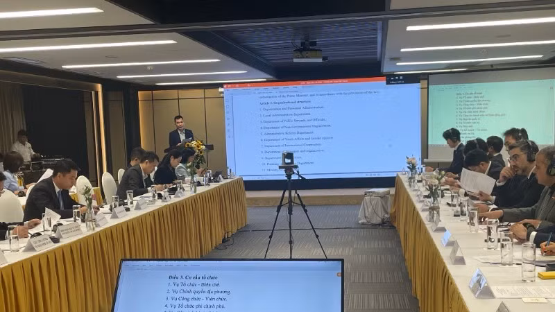 对话会场面。