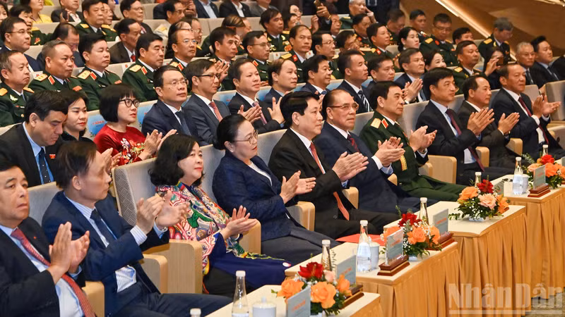 出席老挝国庆50周年纪念仪式的各位领导、代表。