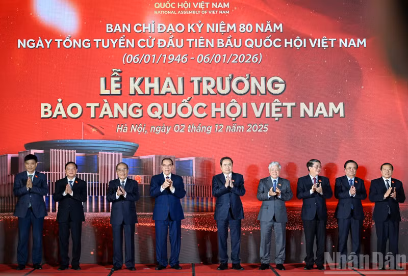 越南国会主席陈青敏与各位领导代表出席越南国会博物馆开馆仪式。