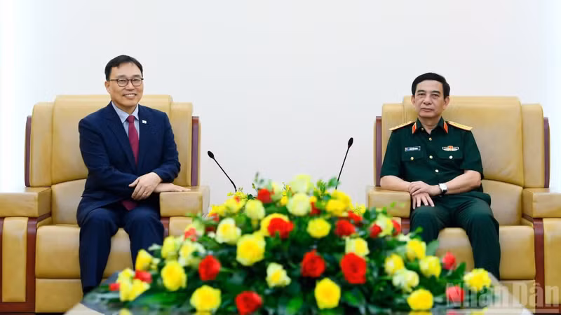 潘文江大将（右）与崔泳三大使。